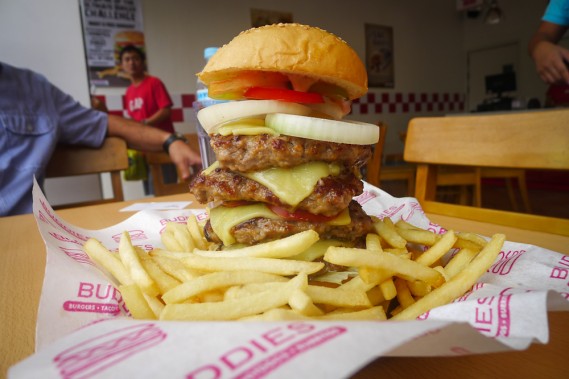 Buddies-ultimate-burger-challenge-569x379